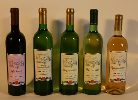 A Beregszászi Borvidék Egyesület borászainak termékei.